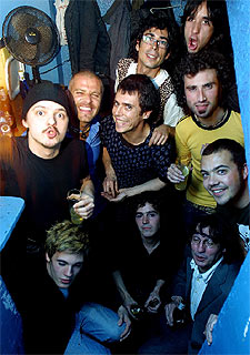 Ivonne, en el centro, con Coque Malla y miembros de Pereza y Sidonie.