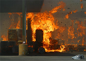 Las llamas arrasan dos naves en Málaga y Almería