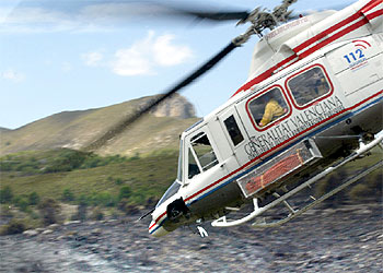 Un helicóptero del servicio de extinción de incendios, ayer en la Vall d'Ebo.