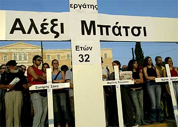 Cruces blancas para recordar a los obreros muertos