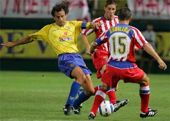 Quique Álvarez arrebata el balón a Aguilera en presencia de Torres.