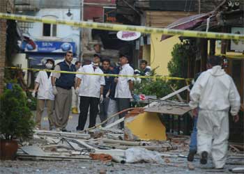 La policía forense examina los alrededores del hotel Star Holiday, donde estalló la segunda bomba de la cadena de atentados de Estambul.