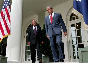 El presidente George W. Bush sale del Despacho Oval seguido de Porter Goss, el nuevo director de la CIA.