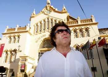 Enrique Morente, delante del edificio del festival.