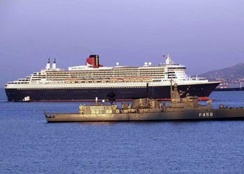 El crucero  Queen Mary 2,  atracado en el puerto del Pireo.