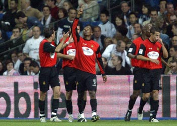 Eto'o celebra un gol ante el Real Madrid en el Santiago Bernabéu.