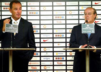 Víctor Fernández se dirige a los medios acompañado de Pinto da Costa, presidente del Oporto.