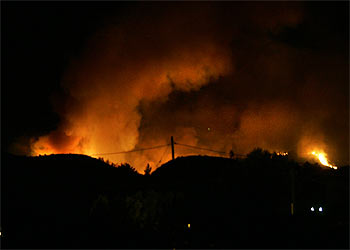 Incendio declarado anoche en la Serra Calderona desde la urbanización La Bonanza, en Náquera.