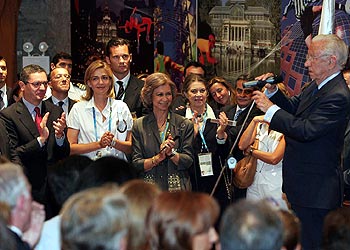 La Reina, junto a los duques de Palma y el presidente de la Comunidad de Madrid, Ruiz-Gallardón, entre otros, aplauden a Samaranch.