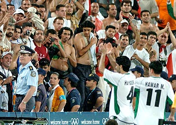 Haidar y Haiwar, futbolistas de Irak, celebran con los seguidores su triunfo ante Portugal.rnrnD PRESS