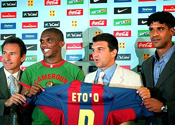 Begiristain, Eto'o y Laporta, durante la presentación del delantero camerunés.