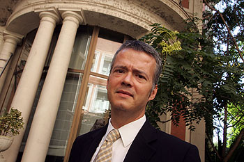 El secretario de Estado de Seguridad, Antonio Camacho, frente a la sede del Ministerio del Interior.