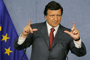 José Manuel Durão Barroso se dirige a la prensa, ayer en Bruselas.rnrn  REUTERS