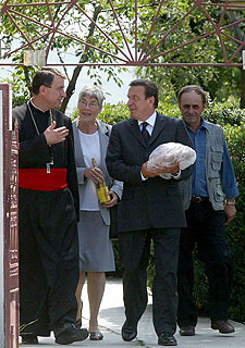 Schröder visita la tumba de su padre