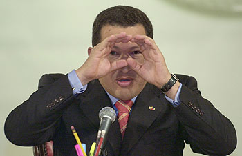 El presidente venezolano, Hugo Chávez, durante una conferencia de prensa en el palacio de Miraflores en Caracas.rnrn  AP