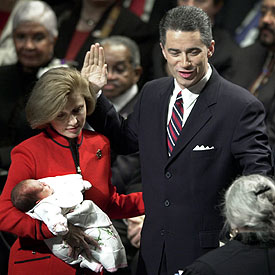 El gobernador McGreevey, junto a su esposa y su hija, en 2002.