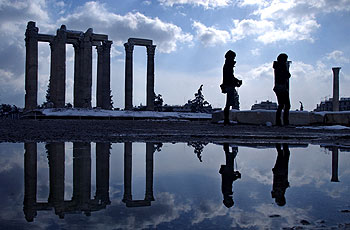 Dos turistas en el templo de Zeus, en Atenas.
