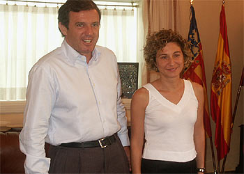 Joan Ignasi Pla y la alcaldesa de Dénia, Paqui Viciano, ayer en  el ayuntamiento de esta localidad.