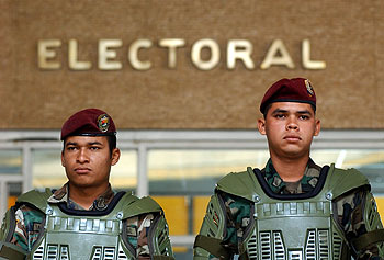 Dos guardias custodian la sede de la Junta Electoral Central en Caracas.