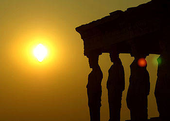 Cariátides que sostienen el Templo del Erecteión, en la Acrópolis de Atenas.