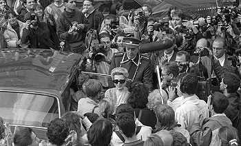 La actriz Lana Turner a su llegada al hotel María Cristina de San Sebastián en 1994.