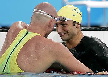 Ian Thorpe, a la derecha, muestra la emoción y la fatiga en su rostro tras ganar en la final a su compañero Grant Hackett.