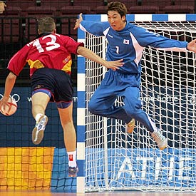 Hernández trata de  esconder  su tiro ante Kyung Tai Han hasta el último momento.