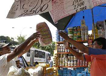 La oposición venezolana denuncia que en la 'era Chávez' la población ha perdido un tercio de su poder adquisitivo.