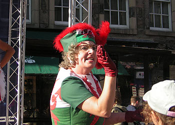 Uno de los pregoneros que anuncian el Fringe Festival.