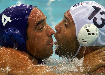 Marcos (a la izquierda) pugna con Bencinvenga.