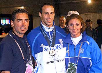 Kenteris (en el centro), acompañado por la también velocista Ekaterini Thanou con el entrenador de ambos, Christos Tzekos, el pasado 9 de agosto.