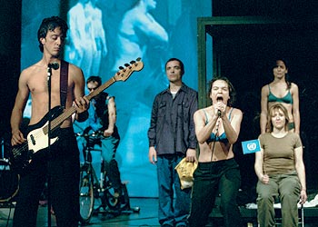  Santa Juana de los mataderos,  en la versión que el teatro Lliure representó en Salzburgo.