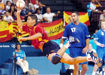 Rolando Ríos marca ante la mirada de García.