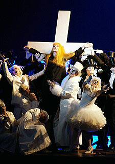 Ángela Denoke, como María en  La ciudad muerta .