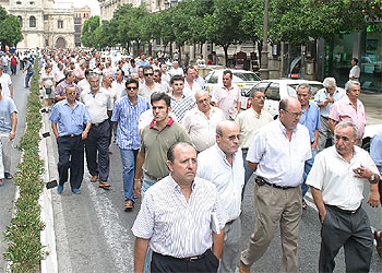 Los taxistas sevillanos, durante la manifestación de ayer en protesta por el asesinato de un compañero en Sevilla.