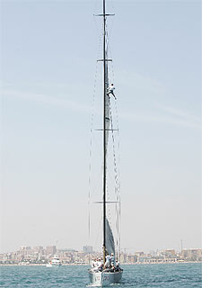 El  BMW Oracle Racing , saliendo ayer del puerto de Valencia para un entrenamiento.