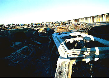 El fuego en un desguace causa una gran columna de humo