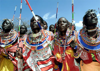 Un grupo de mujeres  masai  participa en una ceremonia.
