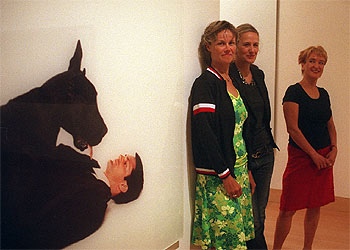 Las tres artistas presentes en  Control ; de izquierda a derecha, María Friberg, Anneé Olofsson y Marjaana Kella, ante una fotografía de la primera.