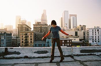 La actriz Michelle Williams, en  The land of plenty,    de Wim Wenders. rnrn DONATA WENDERS