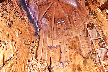 Panes y peces rodean el 'Cristo' de Barceló