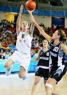 Una entrada a canasta de Laia Palau.