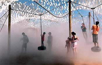 Jugar en el área del puerto, al fresco de los nebulizadores