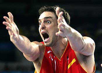 Pau Gasol protesta una jugada en el partido España-Italia.