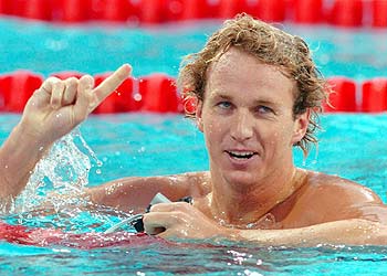 El estadounidense Aaron Peirsol, recién concluida la final, celebra su triunfo en los 200 metros espalda.