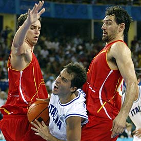Bulleri intenta pasar entre Gasol y Garbajosa.