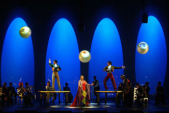 Ensayo de  El café de Chinitas  en Peralada, con el decorado de Salvador Dalí.