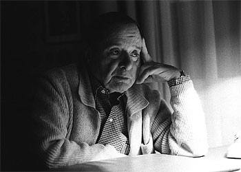 El periodista y autor teatral Miguel Mihura Santos en 1977.