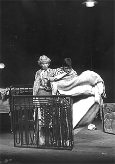 Verónica Forqué y Manuel Salazar, en una representación de 'Tres sombreros de copa' (1983), de Mihura.