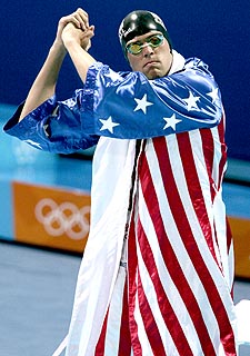 Gary Hall celebra su triunfo enfundado en un albornoz con la bandera de Estados Unidos.
